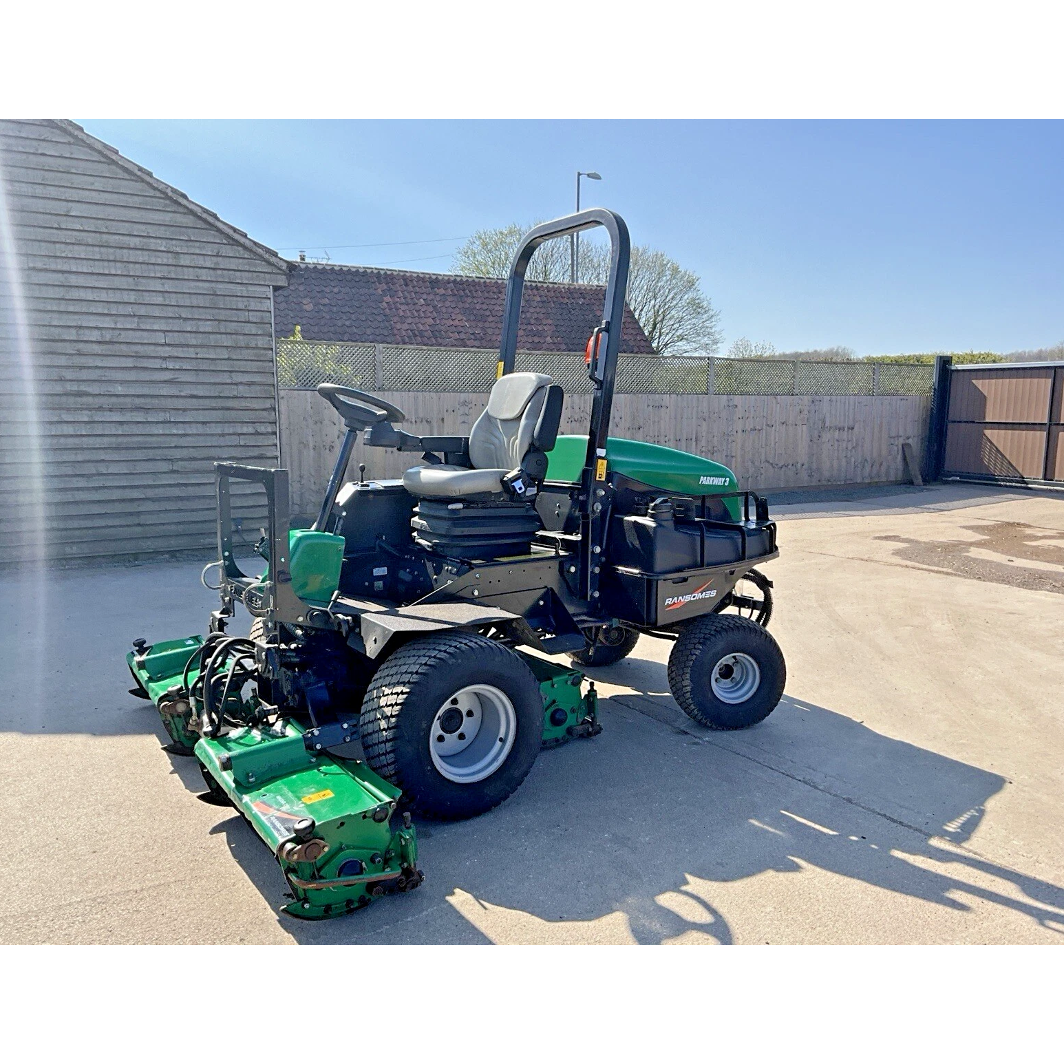 2019 RANSOMES PARKWAY 3 TRIPLE CYLINDER RIDE ON LAWN MOWER
