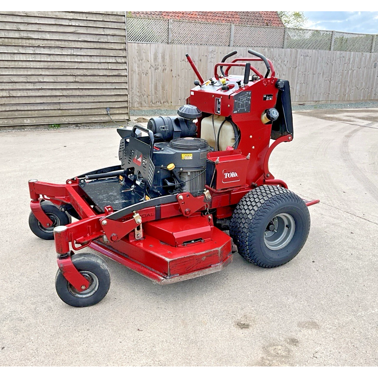 2019 TORO GRANDSTAND 48 INCH ZERO TURN STAND ON LAWN MOWER