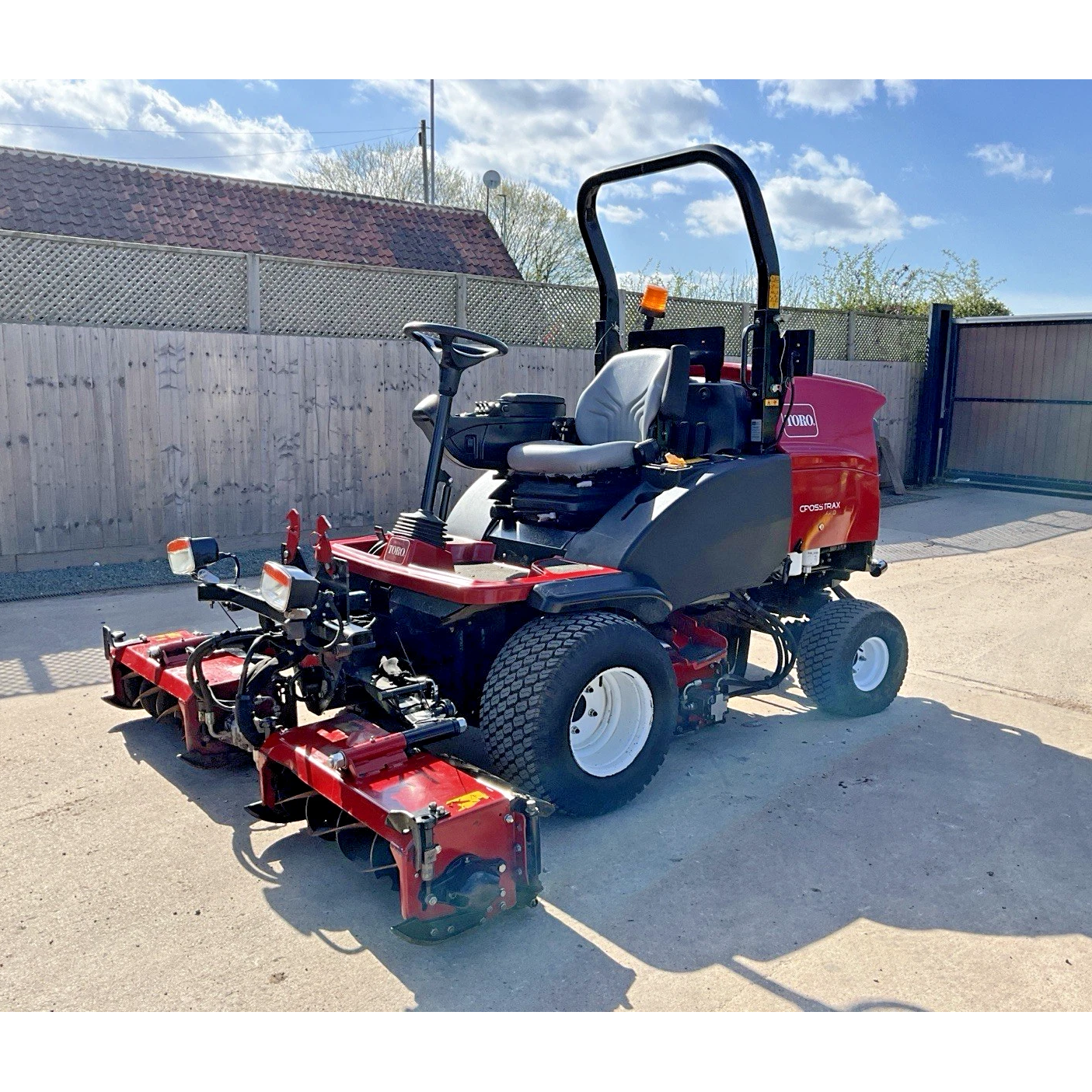 2022 TORO LT3340 TRIPLE CYLINDER RIDE ON MOWER | 1765 Hours