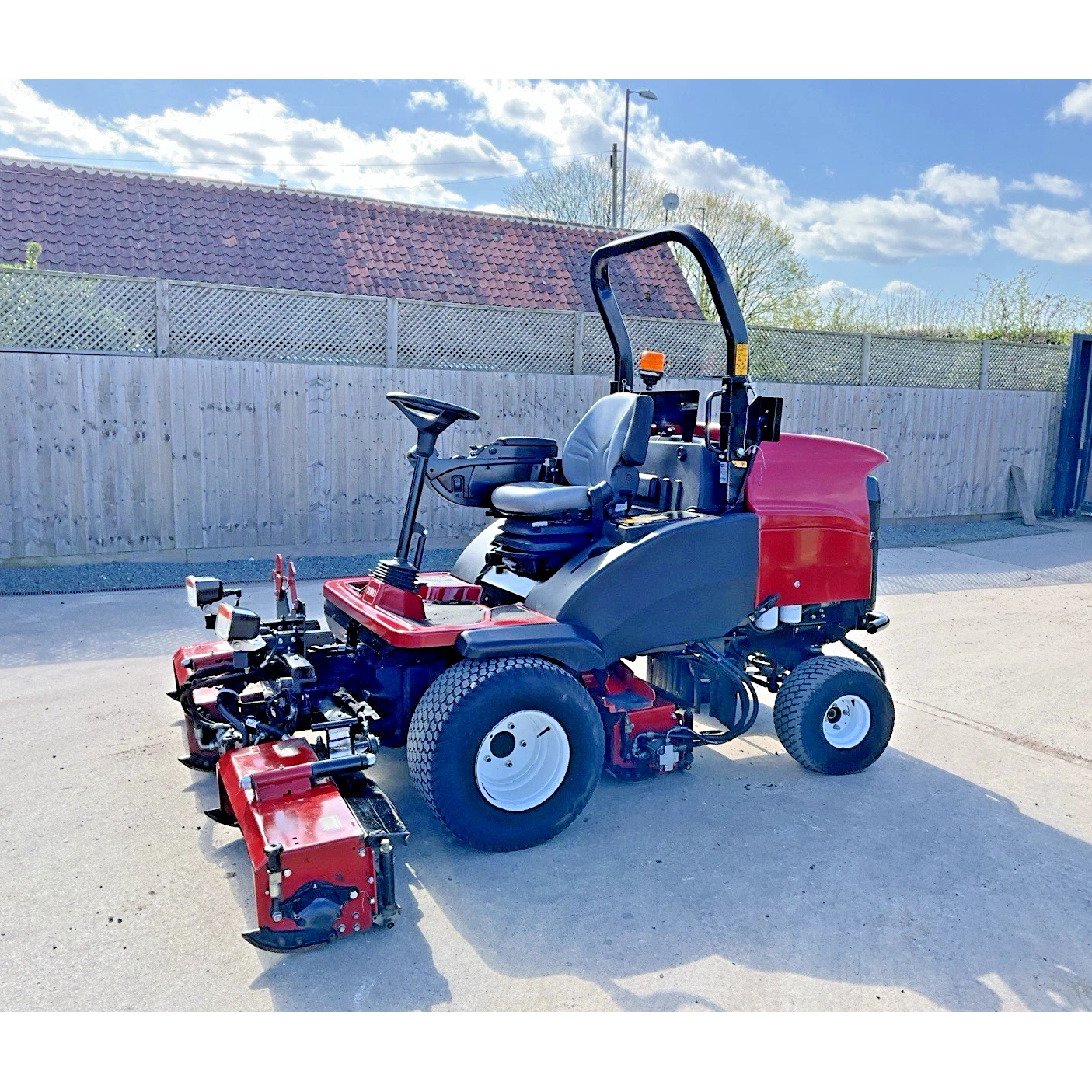 2022 TORO LT3340 TRIPLE CYLINDER RIDE ON LAWN MOWER | 1700 Hours
