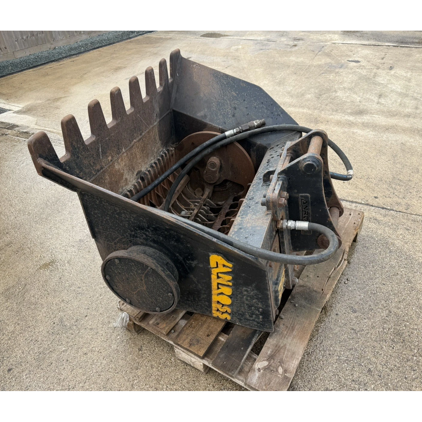 ANROSS HYDRAULIC SOIL STONE SCREENING EXCAVATOR BUCKET TO SUIT 3CX 8 TON DIGGER
