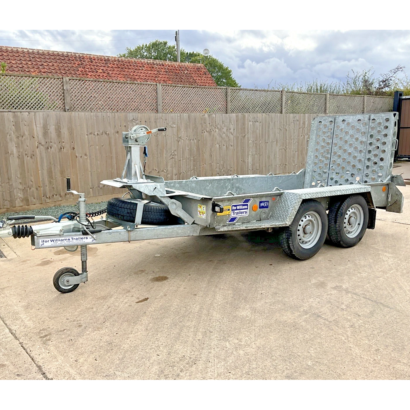 IFOR WILLIAMS GH94 TWIN AXLE PLANT DIGGER TRAILER WITH WINCH AND RAMP