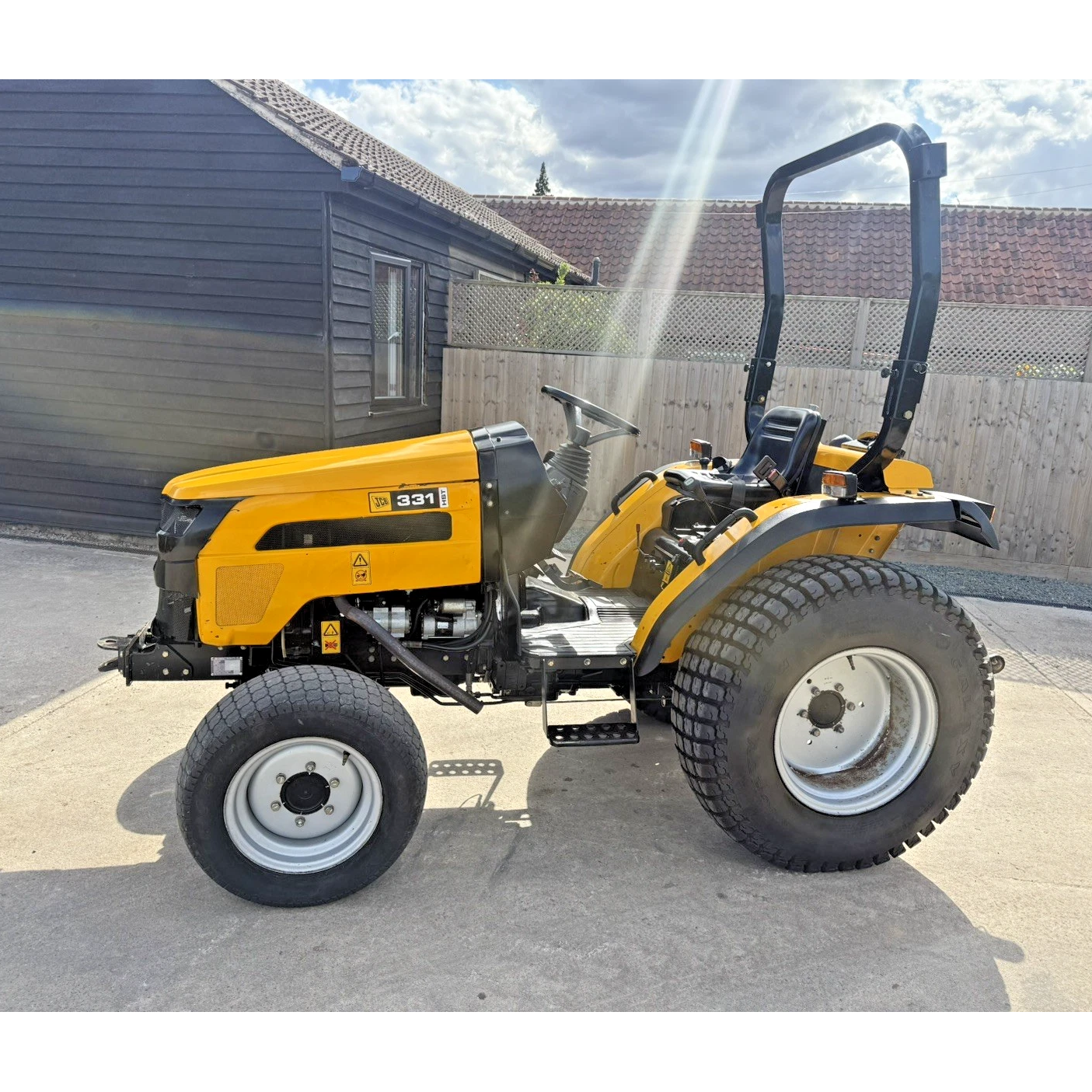 JCB TYM 331 HYDROSTATIC 4WD COMPACT TRACTOR | 1705HRS