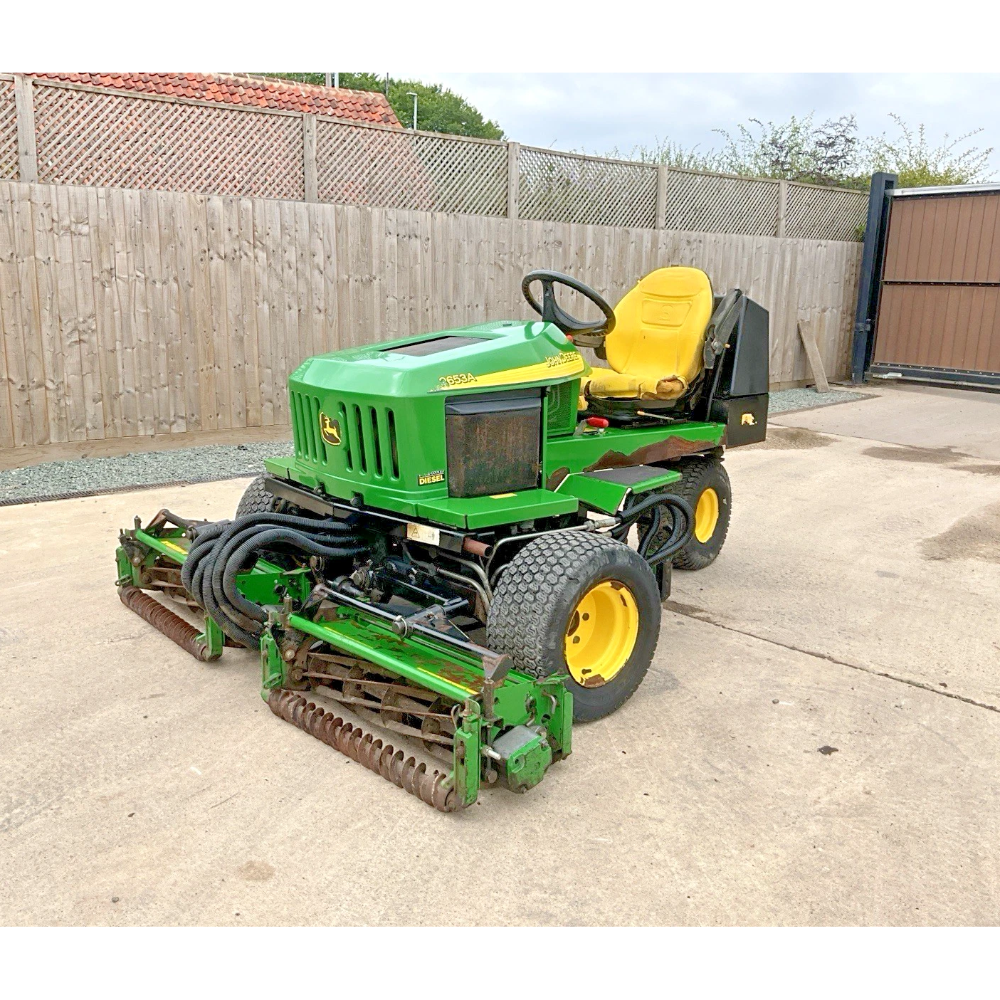 JOHN DEERE 2653A TRIPLE CYLINDER DIESEL TEES RIDE ON LAWN MOWER