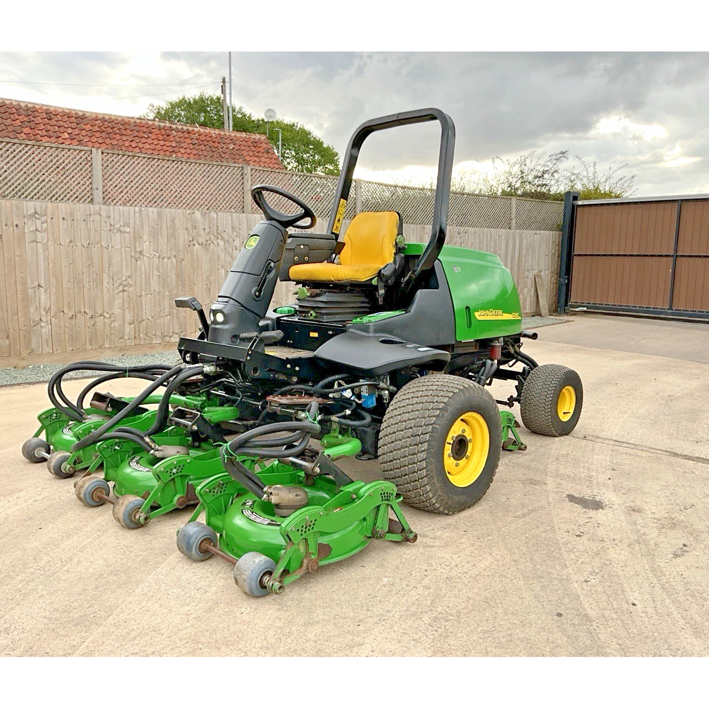 JOHN DEERE 3245C 5 GANG POD WIDE AREA RIDE ON LAWN MOWER