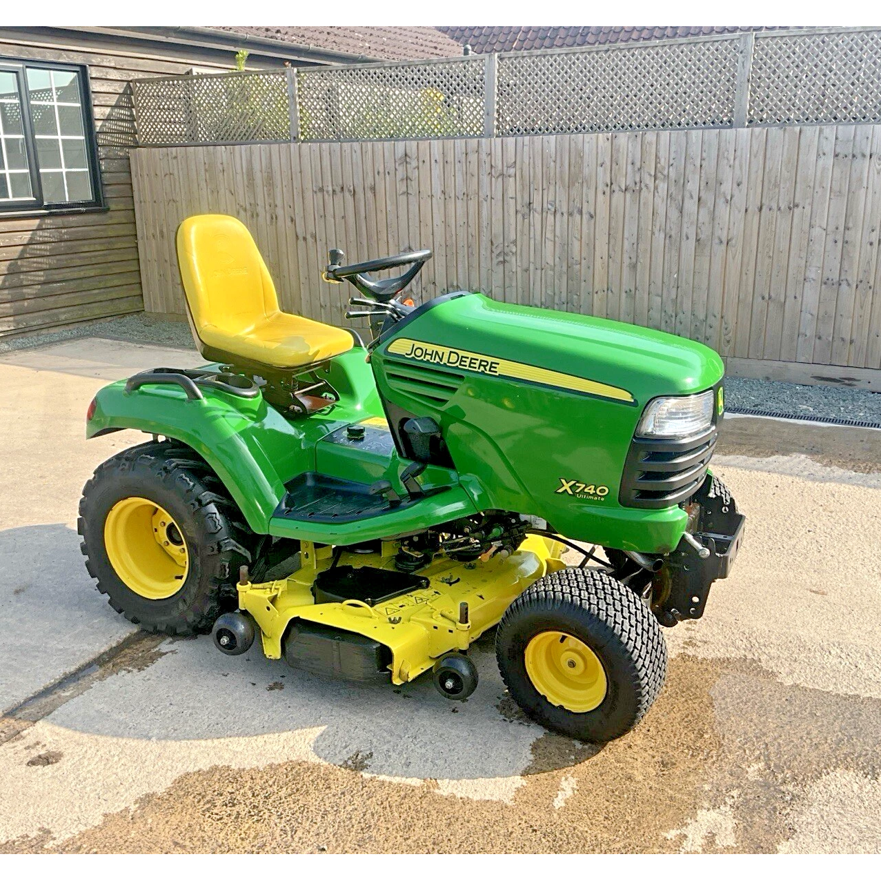 JOHN DEERE X740 DIESEL RIDE ON LAWN MOWER - 923 HRS