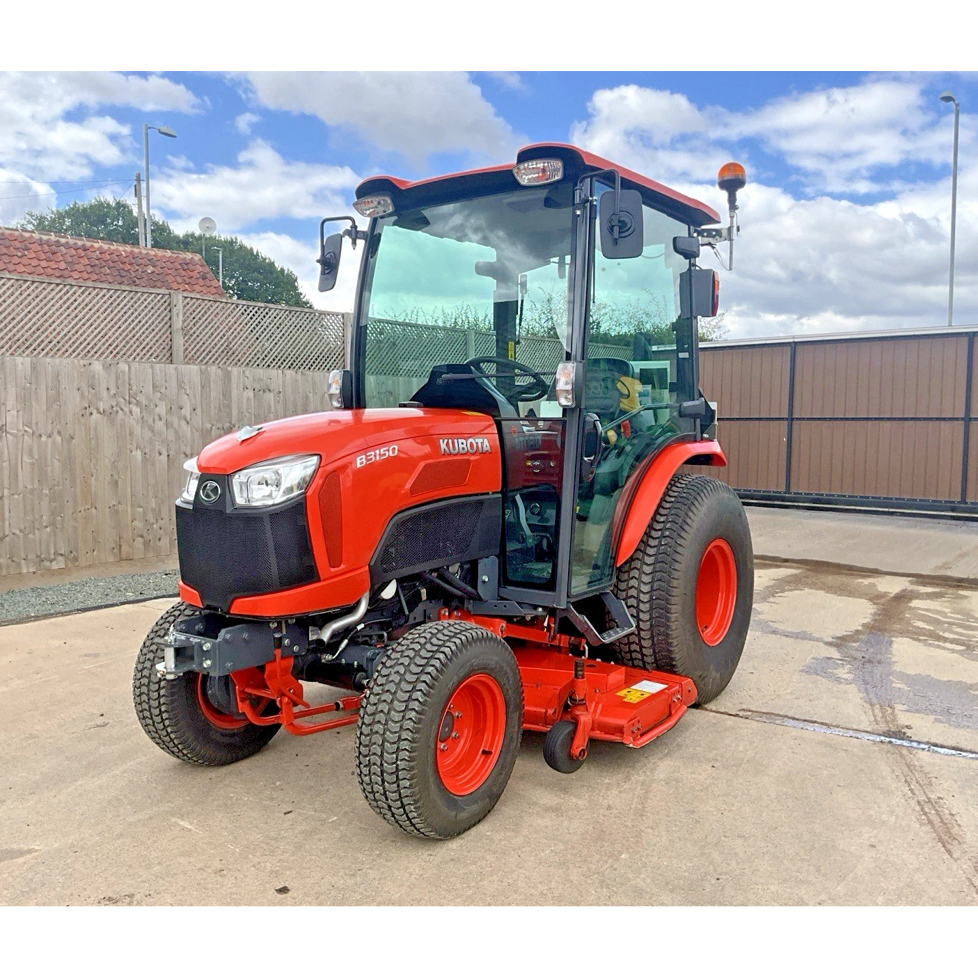 KUBOTA B3130 31HP 4WD COMPACT TRACTOR WITH LAWN MOWER DECK