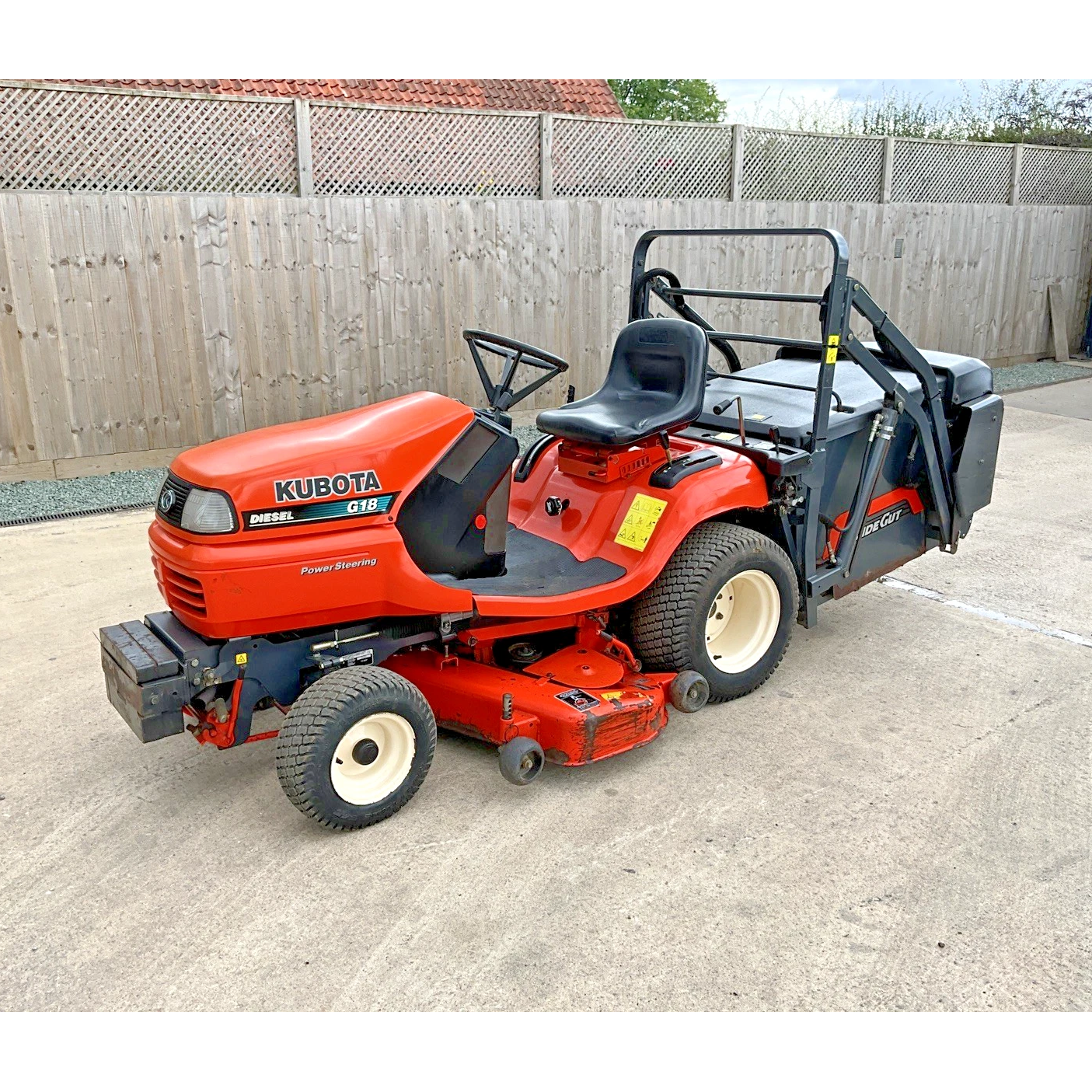 KUBOTA G18 HIGH TIP RIDE ON LAWN MOWER