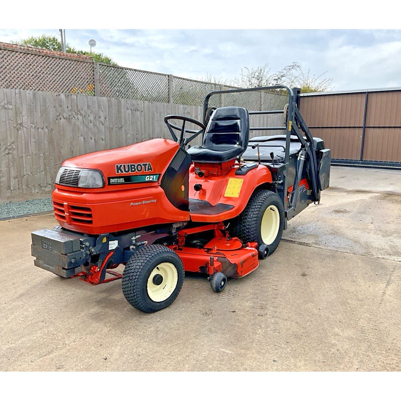 KUBOTA G21 HIGH TIP RIDE ON LAWN MOWER