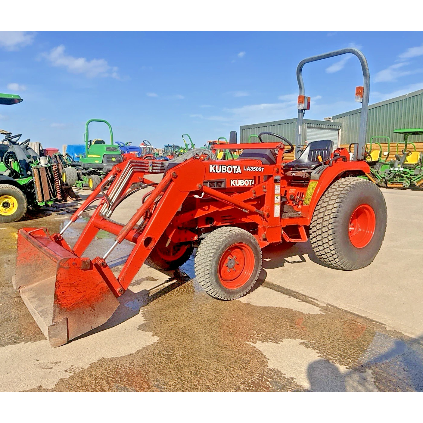 KUBOTA ST30 30HP 4WD COMPACT TRACTOR WITH LOADER & BUCKET - IMMACULATE - 961HRS