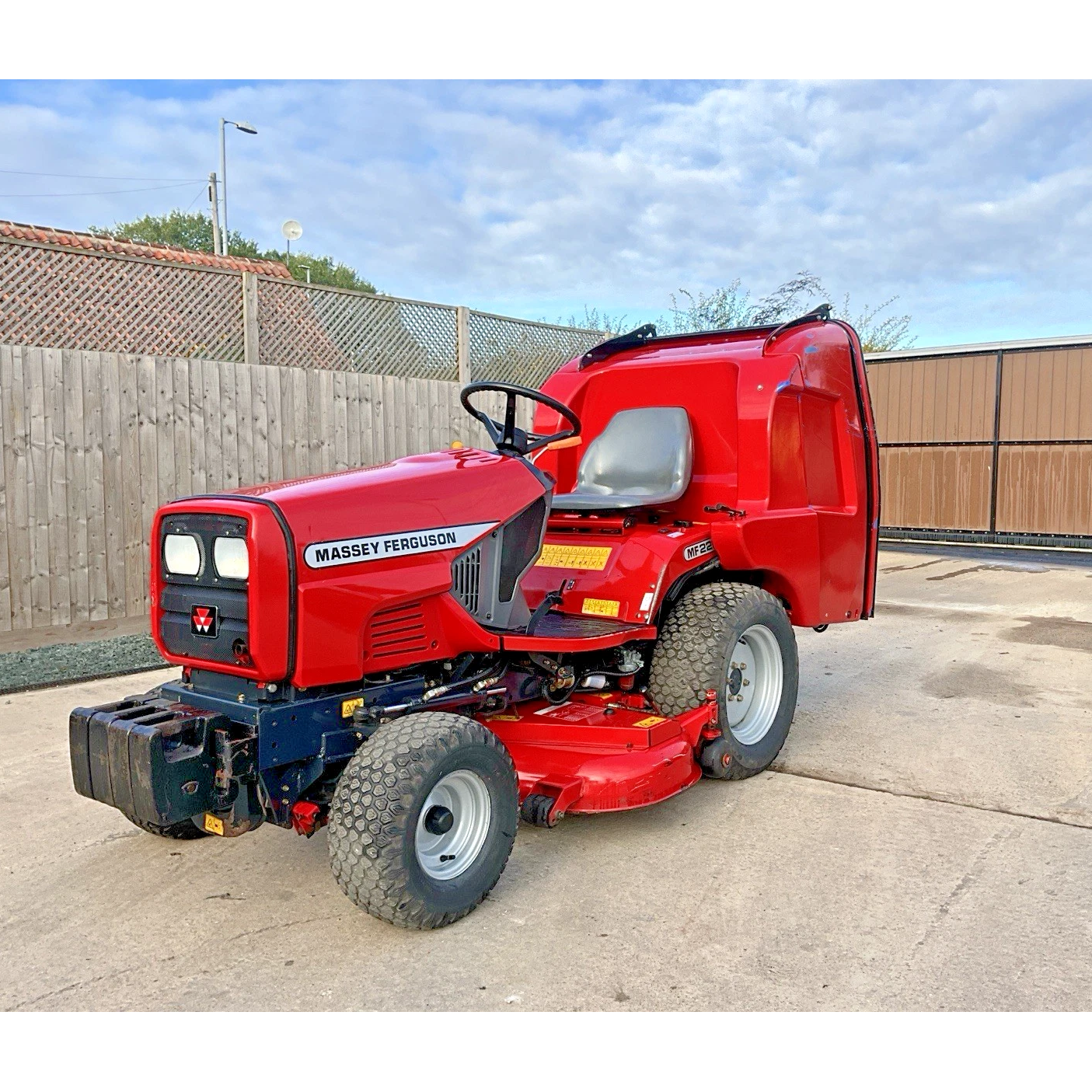 MASSEY FERGUSON MF220RD DIESEL RIDE ON LAWN MOWER