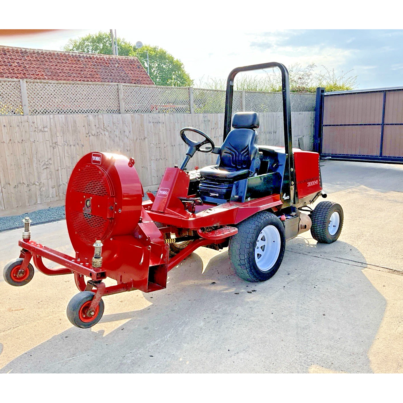 TORO GROUNDSMASTER 3000D WITH OUTFRONT PTO POWERED LEAF BLOWER